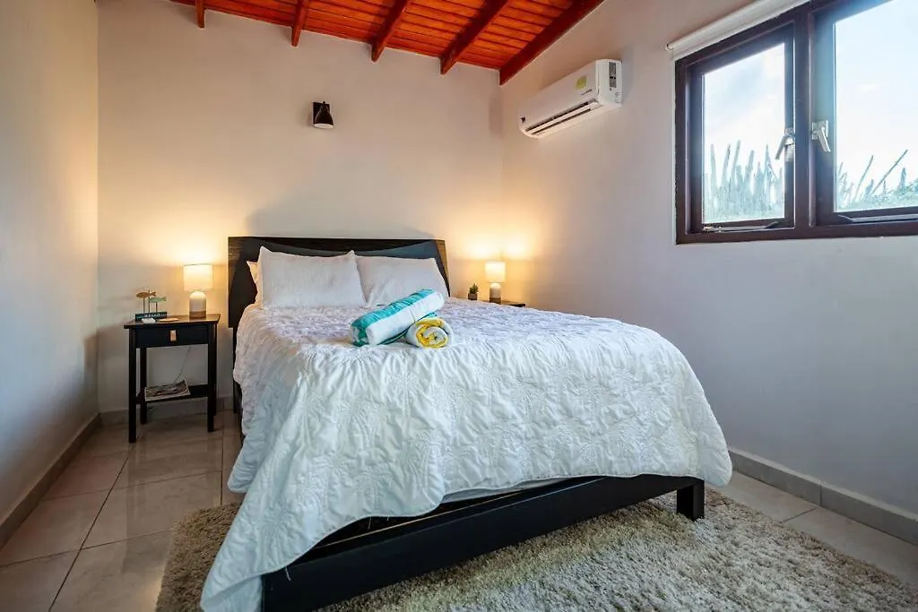 Casa de Férias Yellow Cunucu-4 Bedrooms House Oranjestad
