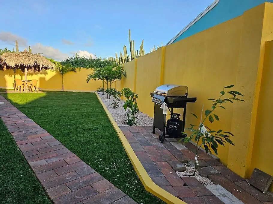 Yellow Cunucu-4 Bedrooms House Oranjestad Casa de Férias