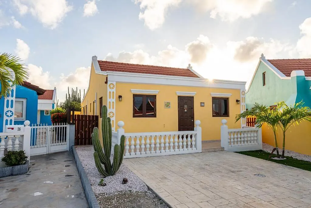 Casa de Férias Yellow Cunucu-4 Bedrooms House Oranjestad