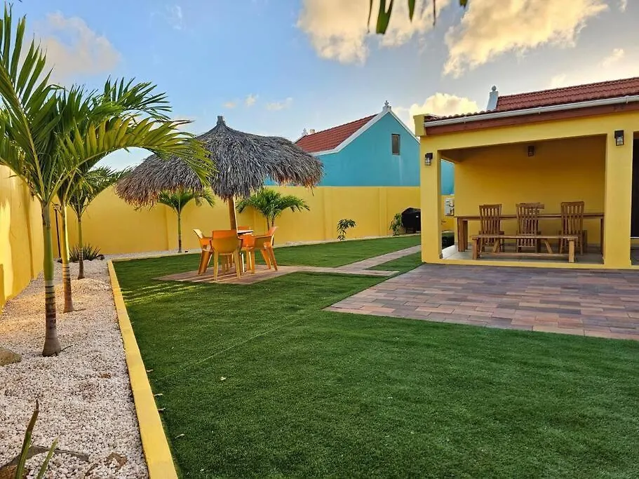 Yellow Cunucu-4 Bedrooms House Oranjestad 0*,
