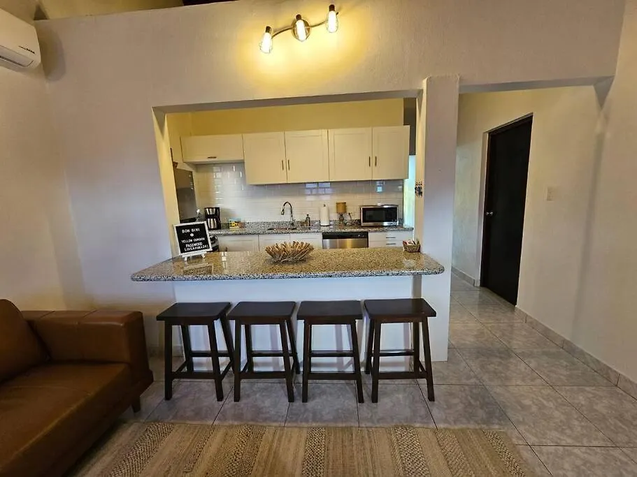 Casa de Férias Yellow Cunucu-4 Bedrooms House Oranjestad