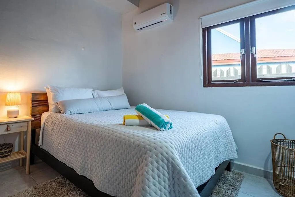 Yellow Cunucu-4 Bedrooms House Oranjestad 0*,