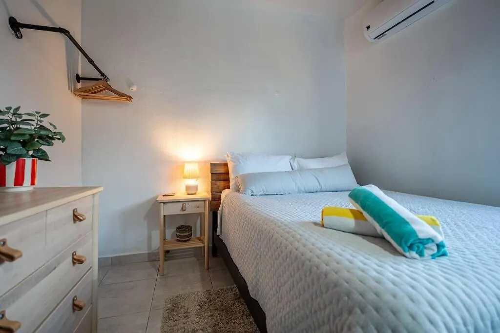 Yellow Cunucu-4 Bedrooms House Oranjestad Casa de Férias
